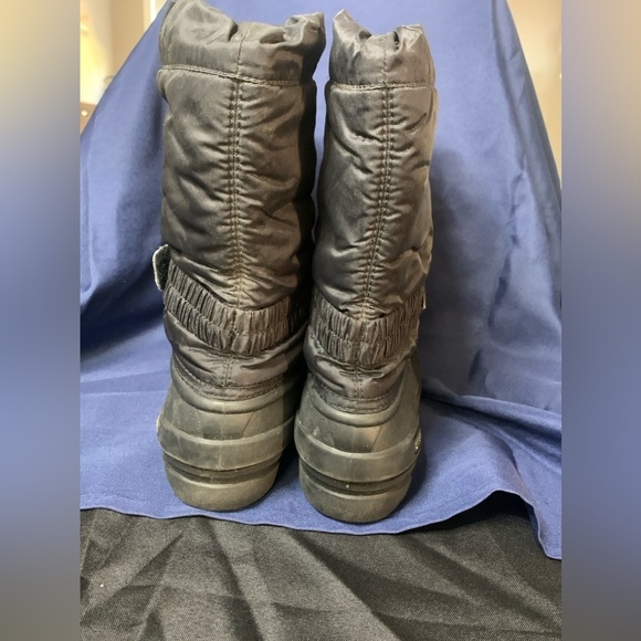 Kids Sorel Snow Boots, size 4, Black/Gray/Neon color. Preloved - Picture 4 of 5